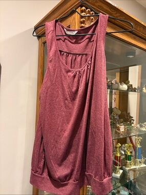 Women's Sleeveless Scoop Neck Top - Burgundy